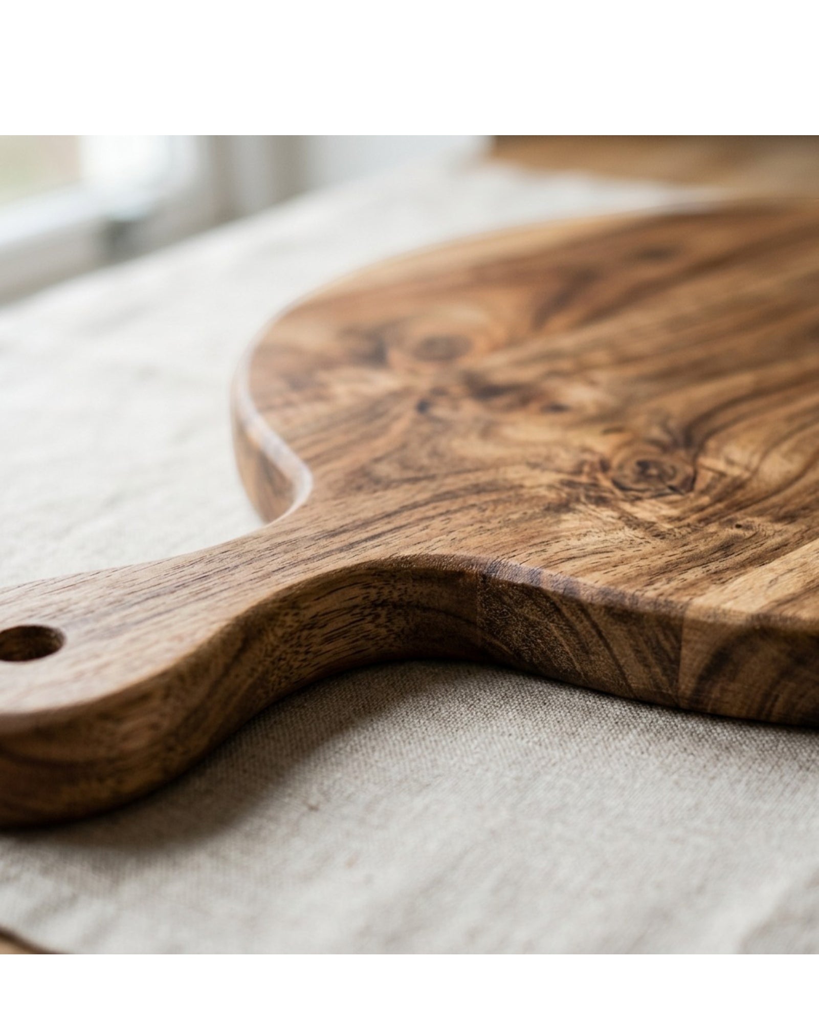 Omnily Acacia Wood Chopping Board Paddle Handle 16 in Brown
